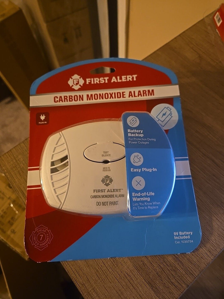 First Alert Carbon Monoxide Alarm Easy Plug-In and Battery Backup White 200